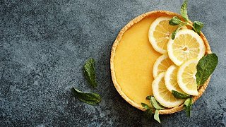 Illustration: Agrumi e Gastronomia – Imparare a Preparare la Torta al Limone di Menton! 
